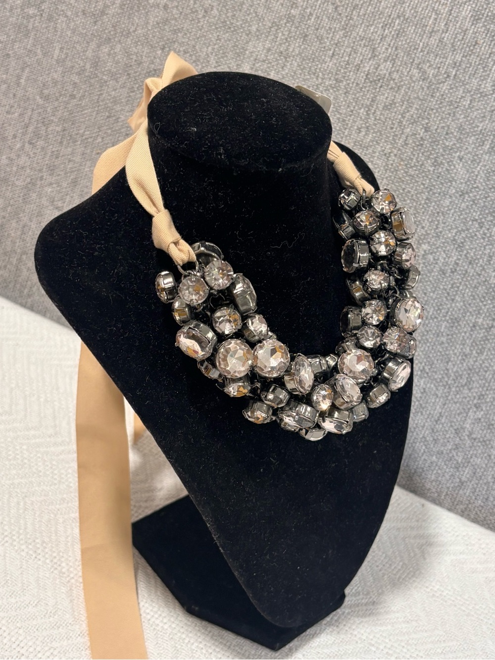 🔴🟡LOFT Gold-Tone and Champagne Crystal Cluster Necklace with Beige Ribbon - Picture 8 of 9